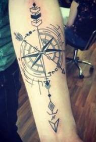 Ikhampasi ye-compass tattoo intombazane kwisithombe esimnyama sekhampasi ye-tattoo