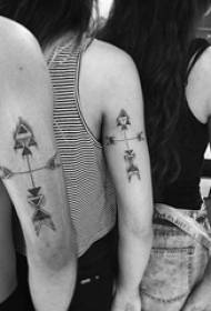Schoolgirl arm op swart prik geometriese lyn pyltjie tattoo foto