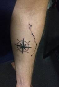 Berniukai rankomis ant juodų dygliuotų patarimų geometrinėmis paprastomis linijomis kompaso tatuiruotės paveikslėlius