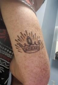Tatuaggio di corona simplice bracciu maschile nantu à a stampa di tatuaggio di a corona negra