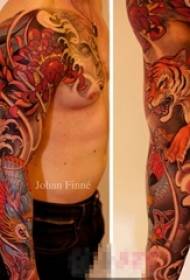 Chlapci rameno maľoval abstraktné línie dominancie tigrie tetovanie obrázky