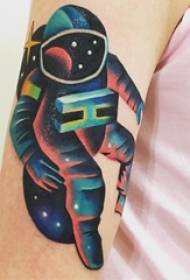 Berniukų rankomis dažytas akvarelės eskizas žvaigždėto dangaus elemento kosmonauto tatuiruotės paveikslėlis