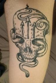 Χέρι του τατουάζ αγόρι φίδι στο φίδι εικόνα τατουάζ φίδι