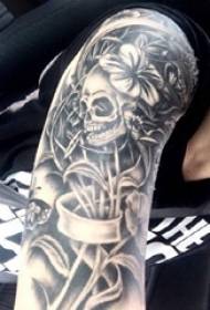 Braccio scolaro di libellula fiore tatuaggio modello sul tatuaggio nero teschio fiore tatuaggio modello