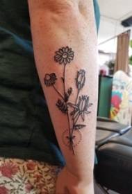 Meitenes roka uz melnas līnijas radoši literāri skaista zieda tetovējuma bilde