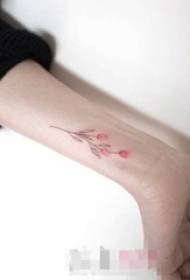 Dívka namalovaná na paži, akvarel, krásná květina tetování obrázek
