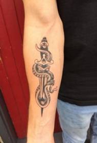 手臂纹身图片 男生手臂上匕首和蛇纹身图片