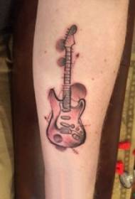 Tatuaje de brazo material, brazo do neno, tatuaxe de guitarra negra gris