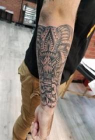 Braccio del ragazzo del tatuaggio dell'elefante sull'immagine nera del tatuaggio dell'elefante
