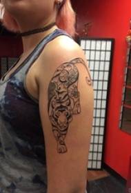 Gadis tato totem harimau gambar tato totem di lengan gadis