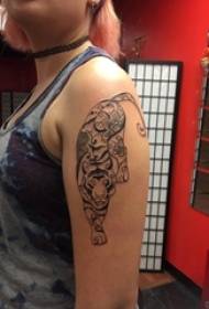 Tiger totem vajzë tatuazhe totem foto tatuazhesh në krahun e vajzës