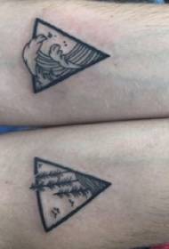 Školák rameno na čiernom bode tetovanie geometrický trojuholník krajina scenérie tetovanie obrázok
