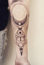 Tattoo planeet jongen arm op zwarte planeet tattoo foto