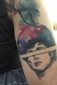 Brazo do tatuaje do retrato do personaxe no ceo estrelado e retrato da tatuaxe