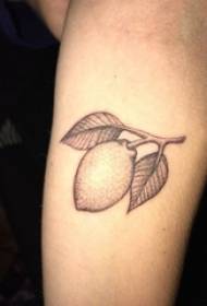 Dječakova ruka na crnoj sivoj tački trn jednostavne linije biljna slika tetovaže limuna