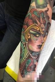 Bras de garçon sur l'image de tatouage portrait mystérieux personnalité créatrice de couleur