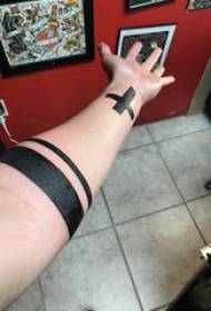 Materiale tatuaggio braccio, braccio maschio, anello braccio superiore e foto tatuaggio croce