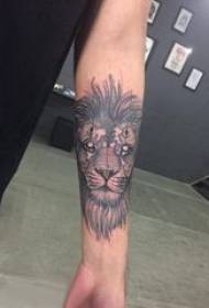 Lauvas ziedu rokas tetovējuma modeļa zēna rokas melna lauvas tetovējuma attēlā
