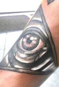 Tatuaje del ojo, brazo del niño, imagen del tatuaje del ojo