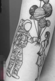 검은 회색 라인에 소년 팔 창조적 인 우주 비행사와 소녀 문신 사진