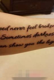 Ti gason bra sou liy nwa e blan abstrè angle kout fraz tatoo fraz