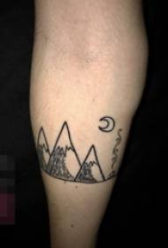 Brazo de niña en línea negra luna minimalista debajo de la imagen del tatuaje de la colina