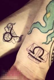Pari käsivarsi mustilla geometrisilla viivoilla Oinas ja Vaaka tatuointi kuvia