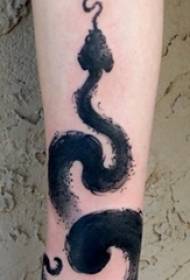 Material de tatuagem no braço, braço masculino, imagem de tatuagem de cobra de tinta
