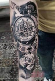 Braccia dei ragazzi su punte nere di puntura di schizzo Immagine creativa del tatuaggio degli orologi degli ingranaggi