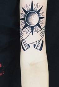 Sun totem lámh cailín tattoo ar pictiúr tattoo dubh ghrian