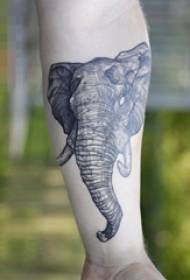 Schooljongen arm op zwarte schets creatieve dieren olifant tattoo foto