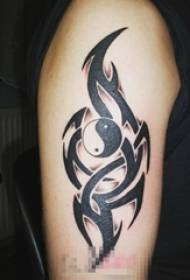 Braccio di ragazza su schizzo nero modello creativo classico yin e yang gossip tatuaggio immagine