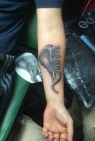 Elefant Tattoo, schwaarz Elefant Tattoo Bild um Aarm