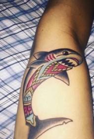 Braço de menino de ilustração de tatuagem de tubarão na foto de tatuagem de tubarão colorido