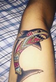 Illustrazione del tatuaggio dello squalo Braccio del ragazzo sull'immagine colorata del tatuaggio dello squalo
