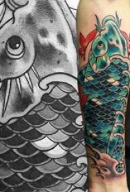 Arm van het meisje geschilderd aquarel schets creatieve literaire karper dier tattoo foto