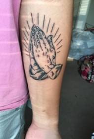 少年の腕に黒のスケッチ創造的な文学的な祈りの手のタトゥー画像