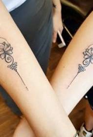 Schlof Lotus Tattoo Koppel Waffen op schwaarze Lotus Tattoo Bild