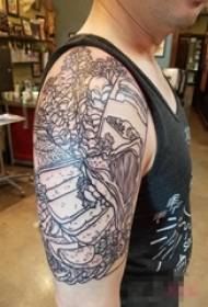 Braccio da scolaro sulla linea nera immagine creativa del tatuaggio del paesaggio