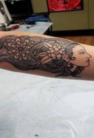 Flicka karaktär tatuering mönster pojke karaktär på arm tatuering mönster