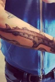 Jongen Arme op Schwaarz Grey Sketch Sting Tipps Creative Fun Fësch Tattoo Bild