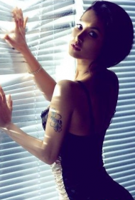 Озава Марија Оружа на Тетоважа со грбови во детелина