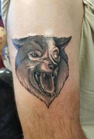 Tatuaggio testa di lupo braccio studente maschio sulla foto tatuaggio testa di lupo