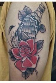 Brazo de rapaz no punto de esbozo gris negro espinosa habilidade barco de vela literario fermosa tatuaxe de flores