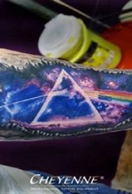 소년 팔 그려진 기하학적 3D 별이 빛나는 하늘 문신 사진