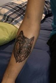 Girl's arm op swartgrys skets punt doring vaardigheid kreatiewe wolfkop tattoo foto