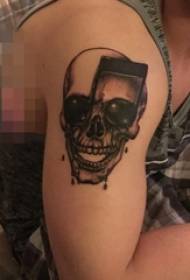 Schoolboy hannu a kan baki zane mai zane skull tattoo hoto