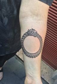 Змия пръстен татуировка момиче ръка върху доминираща снимка змийски пръстен татуировка