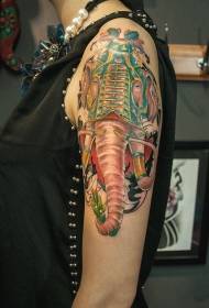 Ramię dziewczyny waży dobrze wyglądający wzór tatuażu słonia