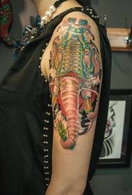Il braccio della ragazza pesa il bellissimo modello di tatuaggio di elefante